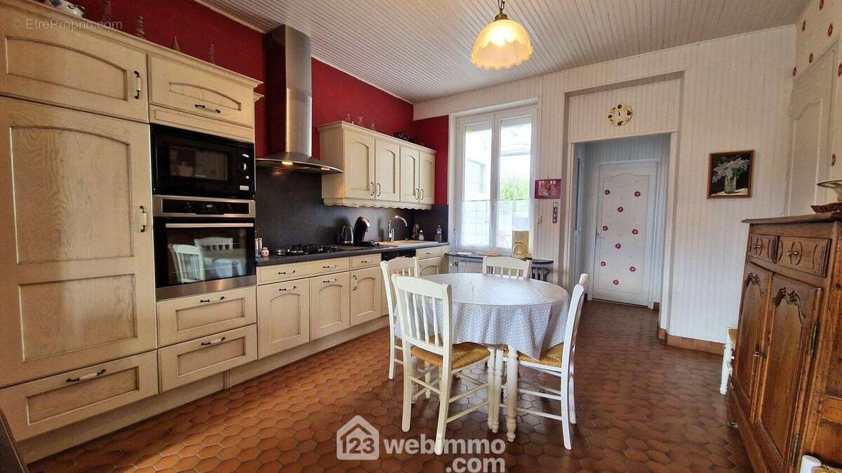 Une cuisine de 15 m², on peut y prendre ses repas - Maison à LAON