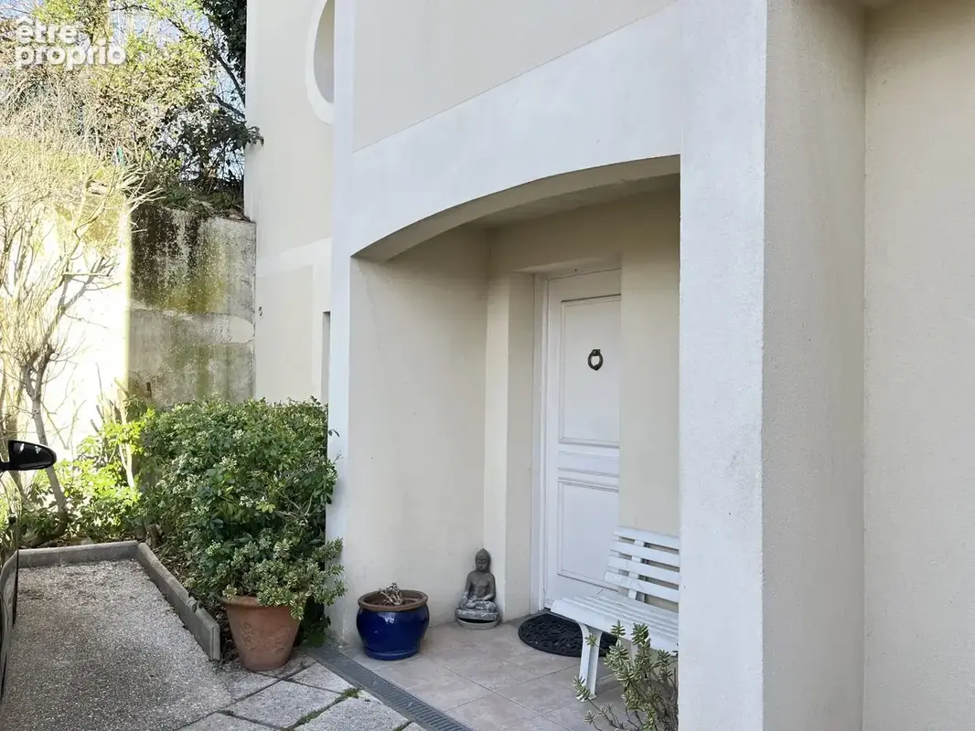 entrée de la maison côté rue