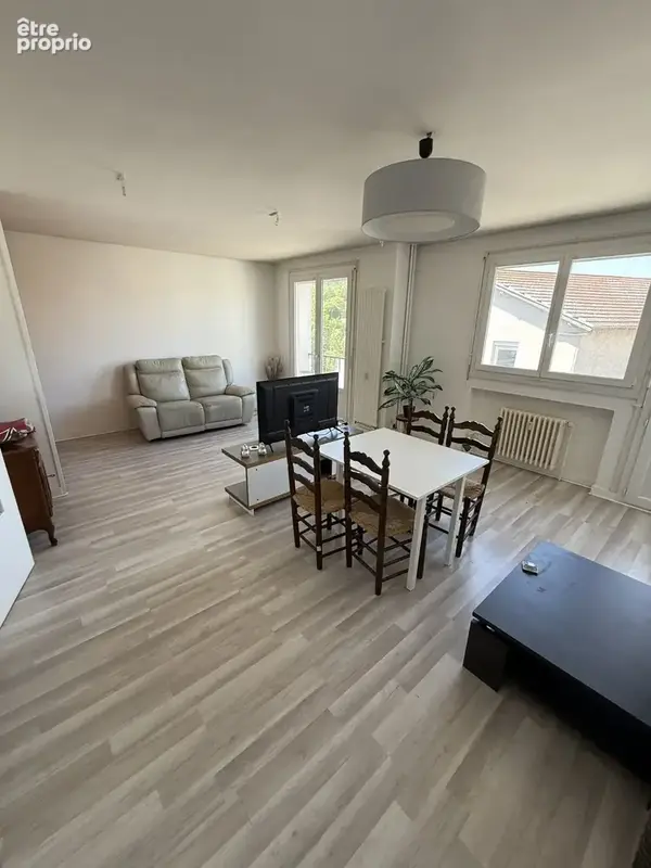 Appartement à LE CHAMBON-FEUGEROLLES
