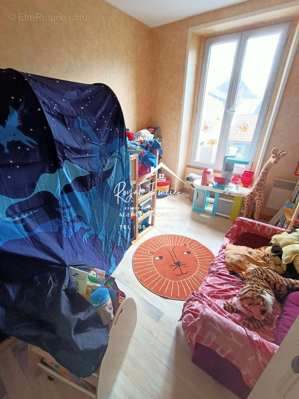 Chambre 2 appartement  - Appartement à DANGE-SAINT-ROMAIN