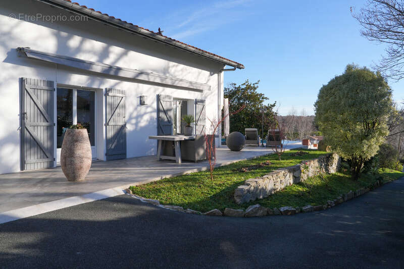 ASCAIN  Superbe maison familiale rénovée avec vue montagne - photo 4