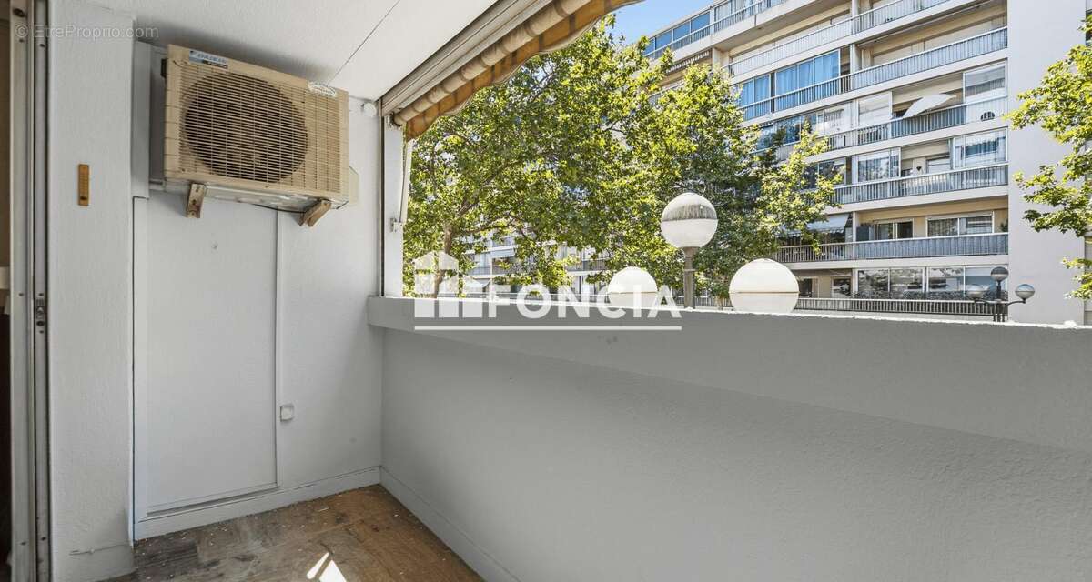Cannes centre carnot dans residence securisee spacieux 2 pieces traversant balcon  loggia cave - photo 3