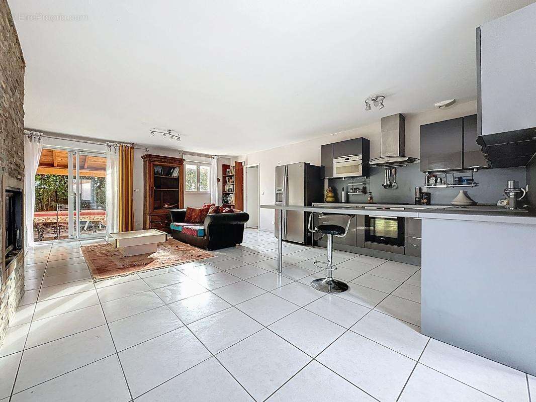 Maison - Mitoyenne par le garage - Plain pied - 3 Chambres - Garage - Piscine - Terrasse - photo 12