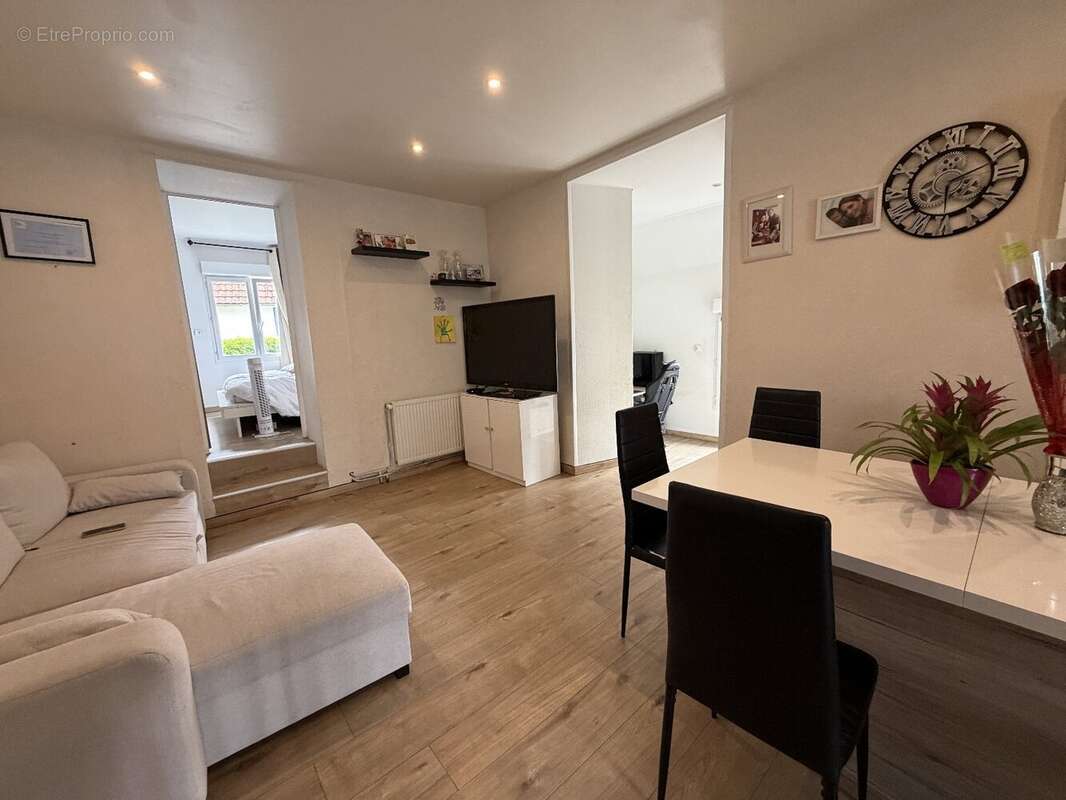 Maison mitoyenne rénovée -- Quartier recherché de la Citadelle à Montbéliard - photo 3