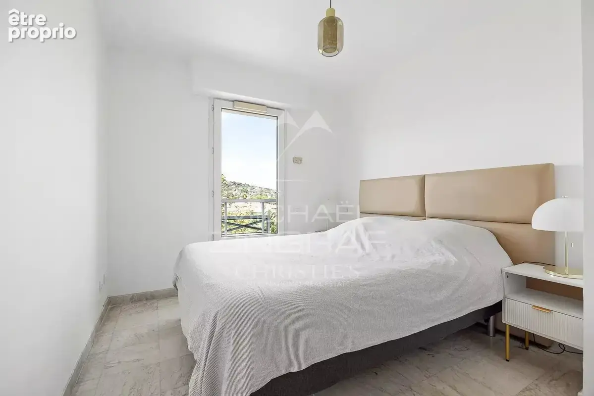 Exclusivité - Golfe-Juan – Appartement traversant rénové avec terrasse, piscine et parking - photo 10