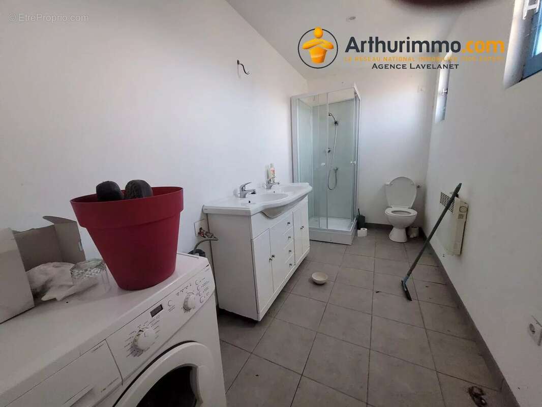 Commerce à LAROQUE-D'OLMES