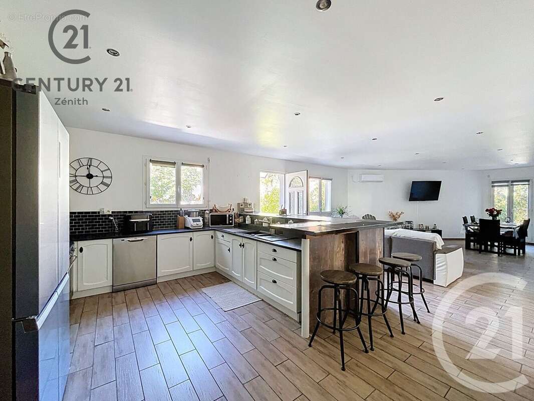 Maison à SAINT-LAURENT-DE-LA-SALANQUE