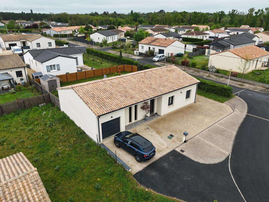 Maison à ROCHES-PREMARIE-ANDILLE