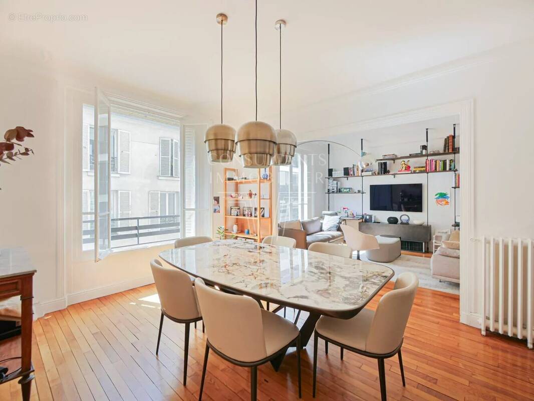 Appartement à PARIS-16E