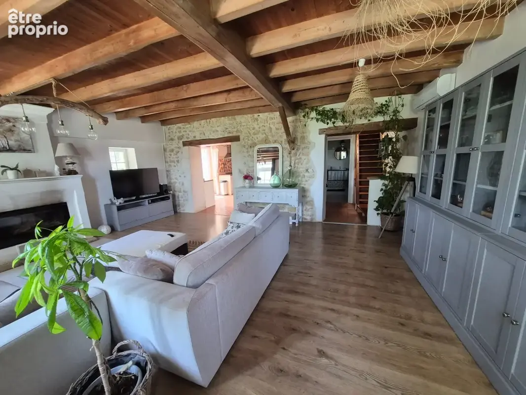 Maison avec nombreuses dépendances, studio et terrain constructible de plus de 3 000 m² - photo 4