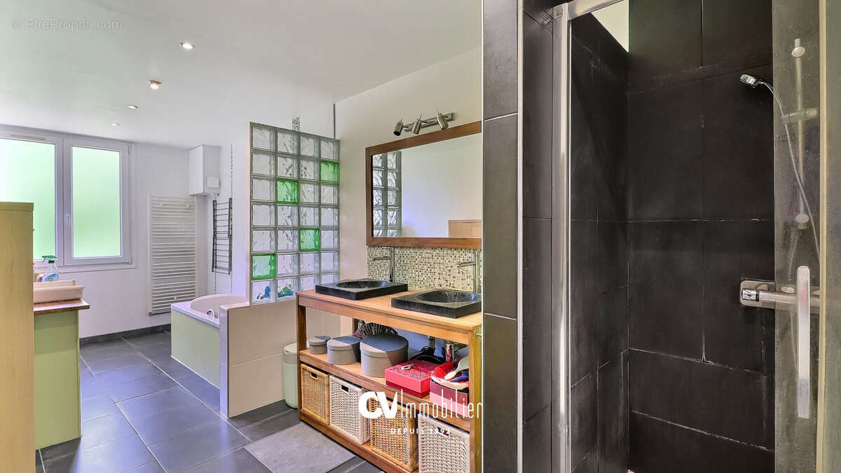 Appartement à SAINT-ETIENNE-DU-VAUVRAY