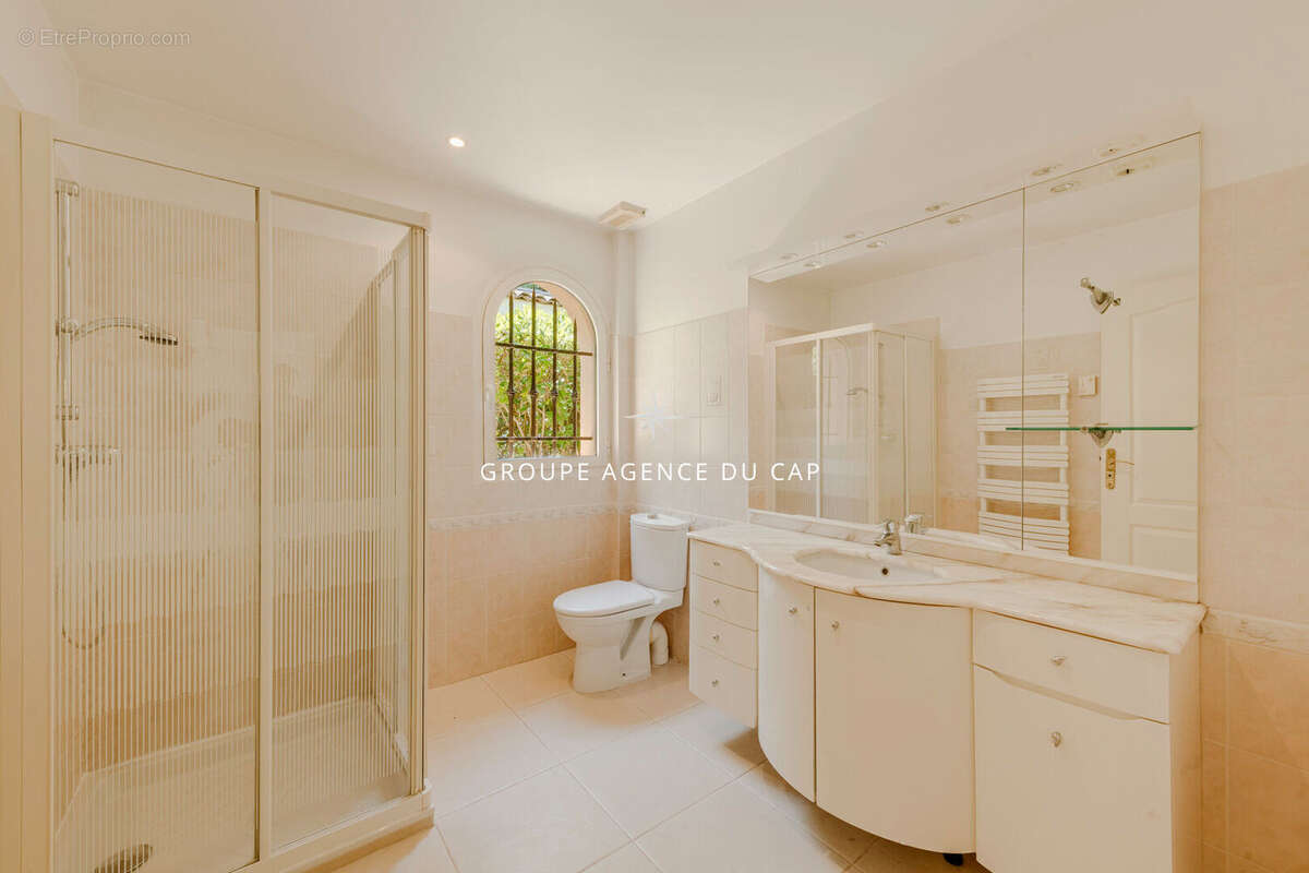 Superbe villa de plain-pied avec 5 chambres, piscine et double garage, proche golf et commerces - photo 10