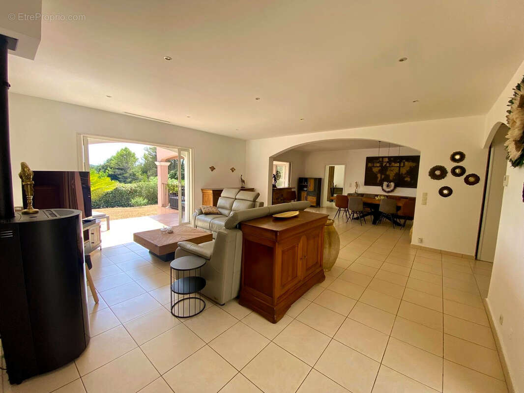 Maison à BAGNOLS-EN-FORET