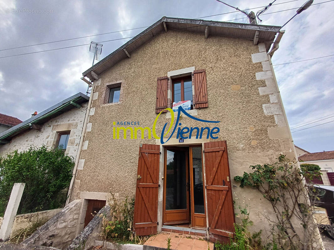 Maison à LUSSAC-LES-CHATEAUX