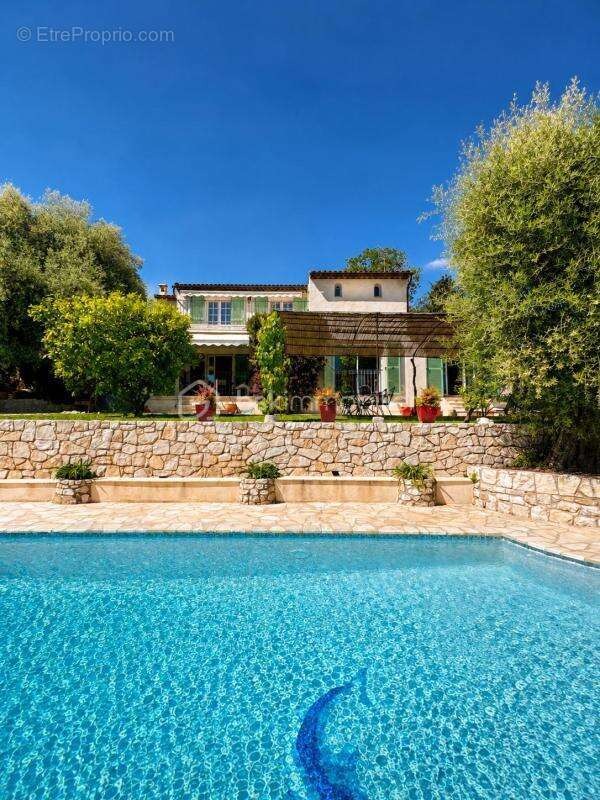 Vence – Élégante propriété de 210 m² avec piscine, jardin paysager et potentiel de 5 chambres - photo 3
