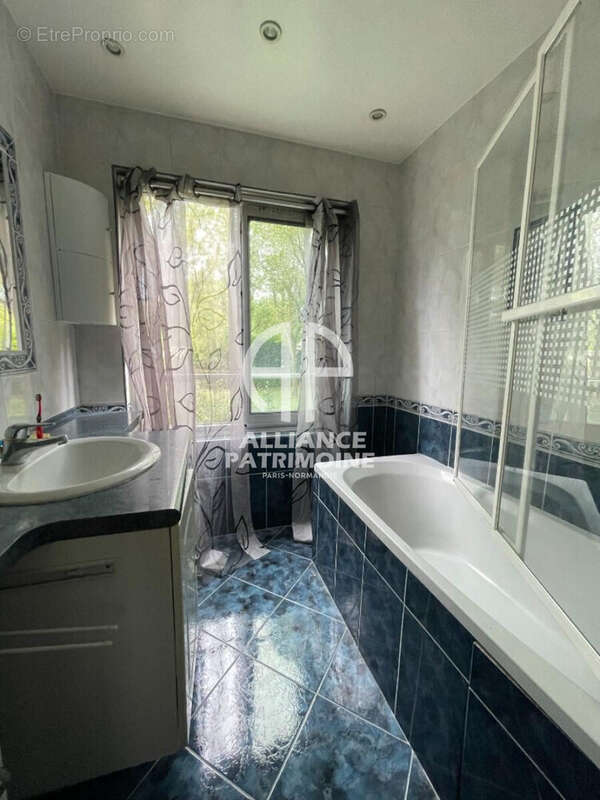 SALLE DE BAINS - Appartement à FRESNES