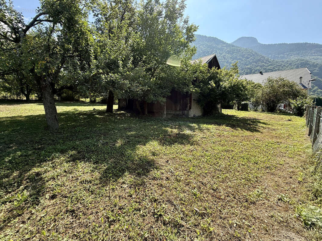 (73) Saint Avre - Terrain constructible et viabilisé - 1147m2 + 408m2 de jardin - photo 5