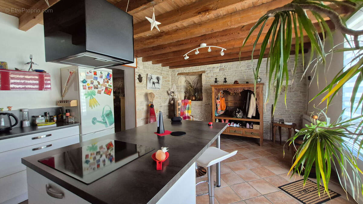 Maison Asnières La Giraud 157 m², jardin et dépendances - photo 6