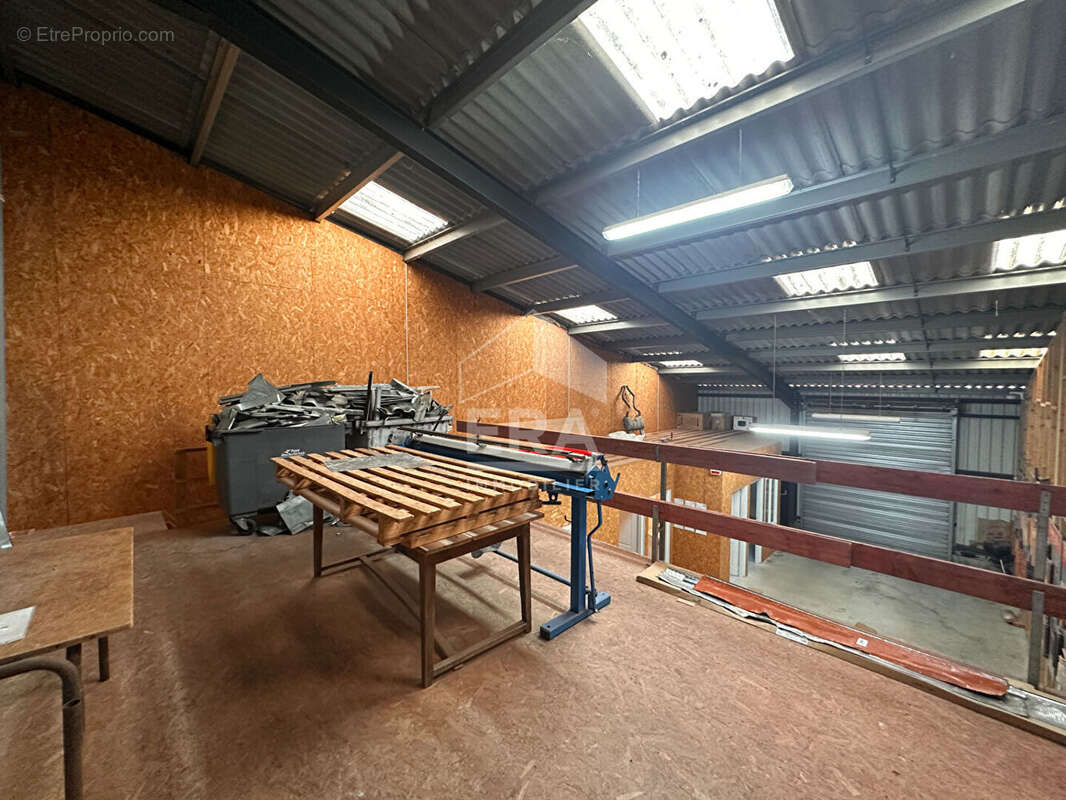 Local professionnel : entrepôt + bureau / 132 m² / copro récente / 2 parkings privatifs - photo 5