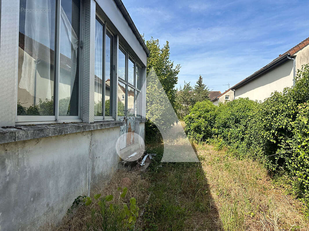 Maison meulière de 98m² avec dépendance de 160 m²  sur 1 126 m² de terrain - photo 11