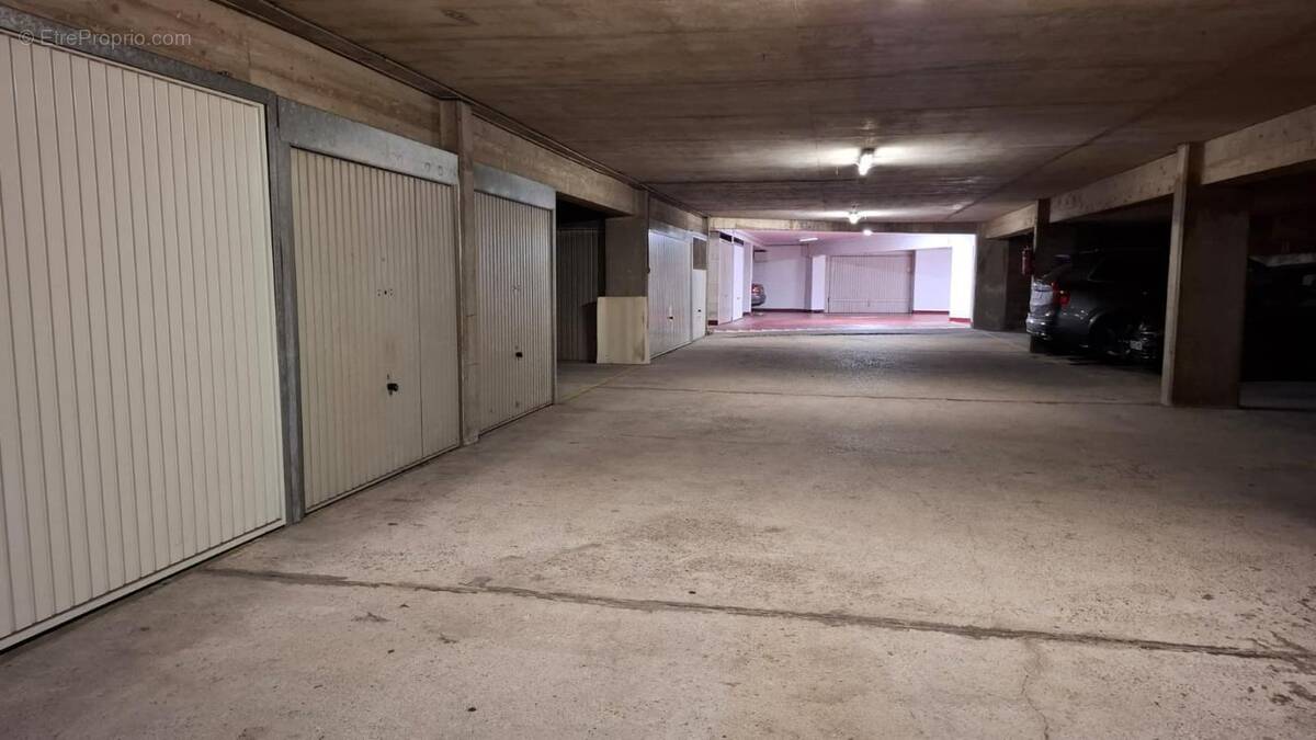 Parking à PARIS-12E