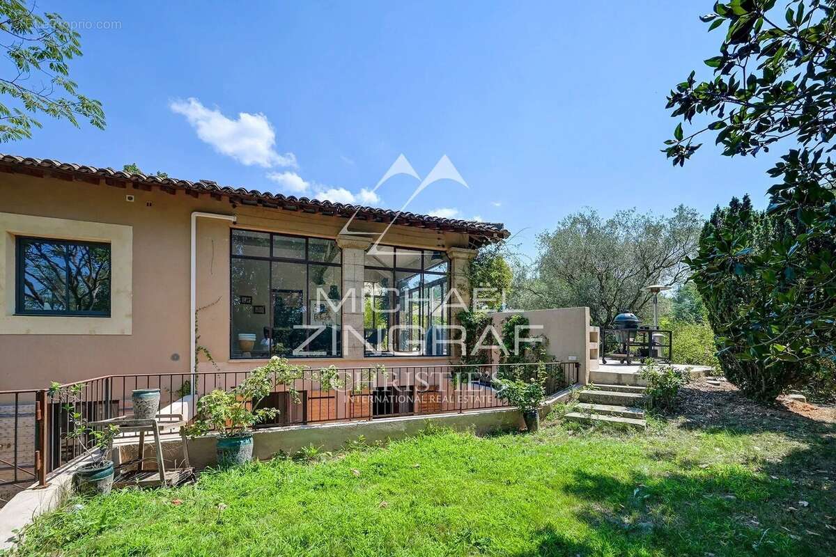À quelques minutes du cœur d'Aix-en-Provence – Propriété d'exception de 12 pièces de 650 m² sur 1,2 hectares - photo 8