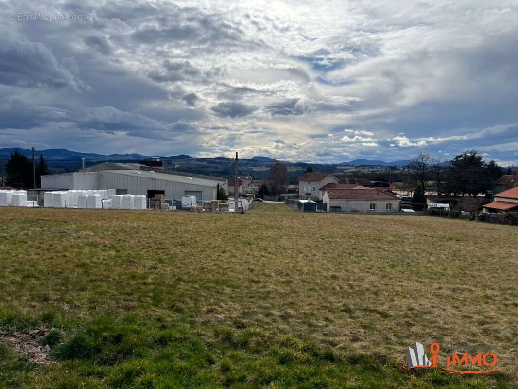 Terrain à LES VILLETTES