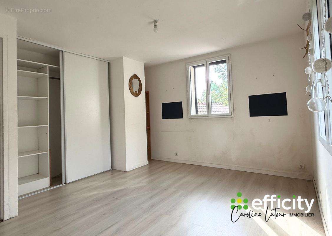 Maison à MARCILLY-LE-CHATEL