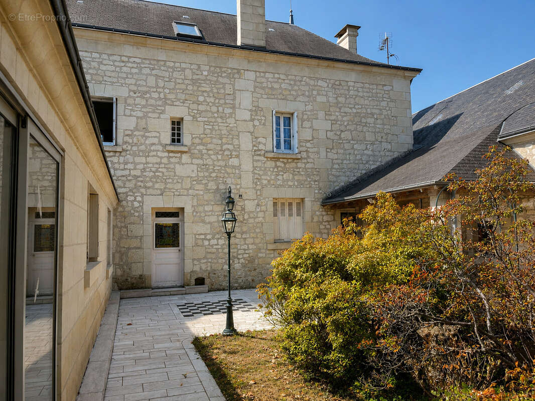 Propriété de caractère avec maison d'amis indépendante   Centre de Bourgueil - photo 2