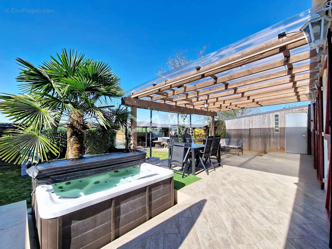 Terrasse - Maison à VILLENEUVE-LE-COMTE