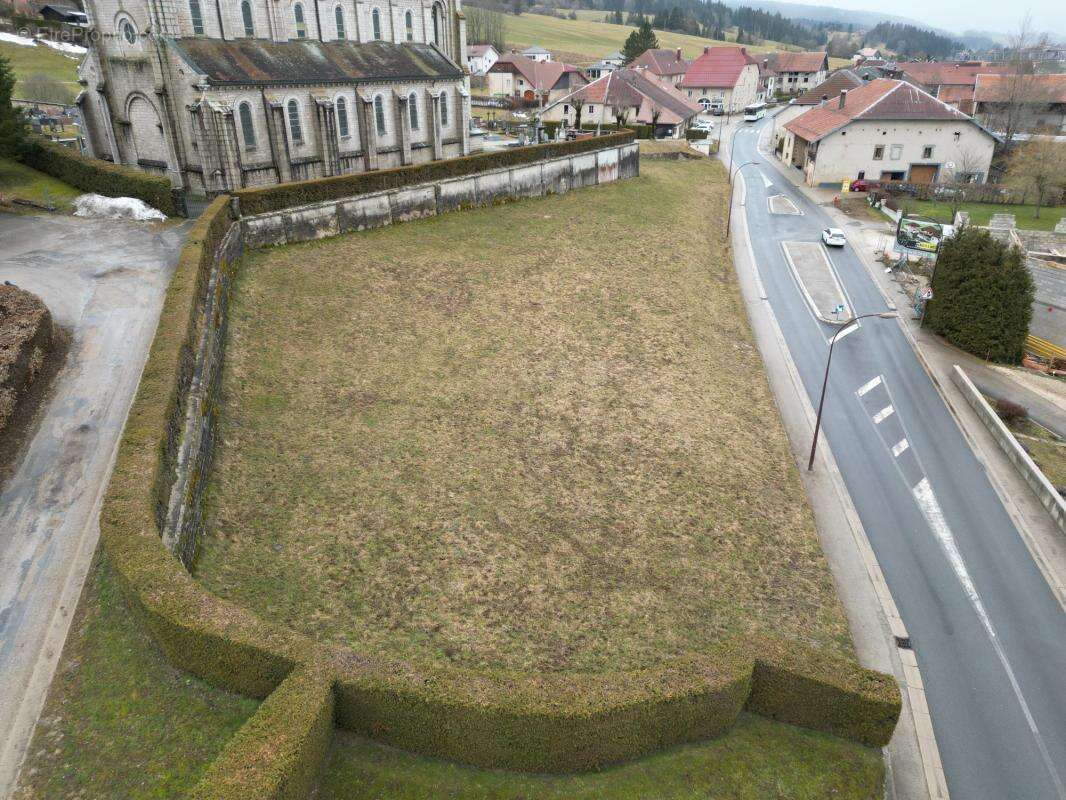 Terrain à LONGEVILLES-MONT-D'OR