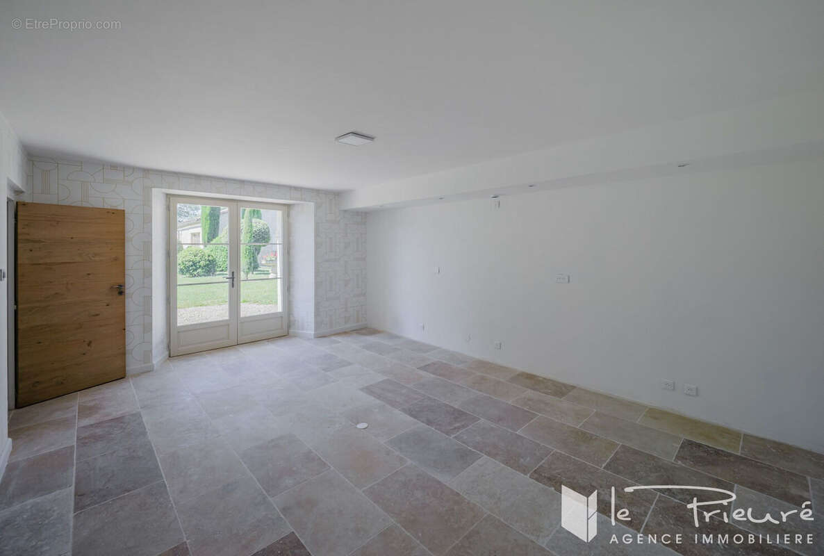 A seulement 10 km d'Albi. Propriété de charme dans un cadre idyllique, 3 habitations, dépendances et 2 hectares de terrain et pi - photo 12