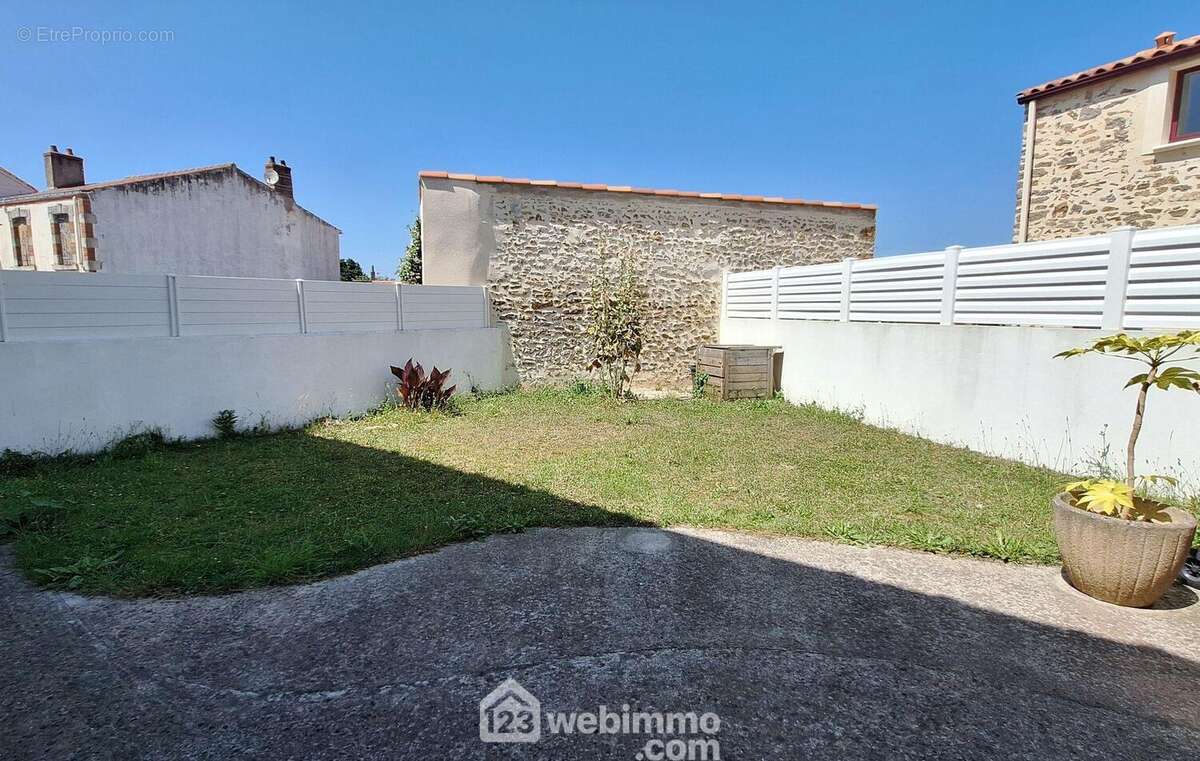 Un jardin avec terrasse. Appelez Valérie au 06.76.26.97.79 - Maison à AVRILLE