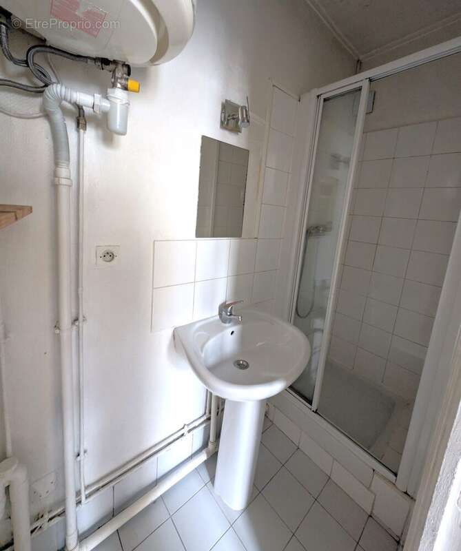 salle d'eau avec wc - Appartement à PARIS-20E