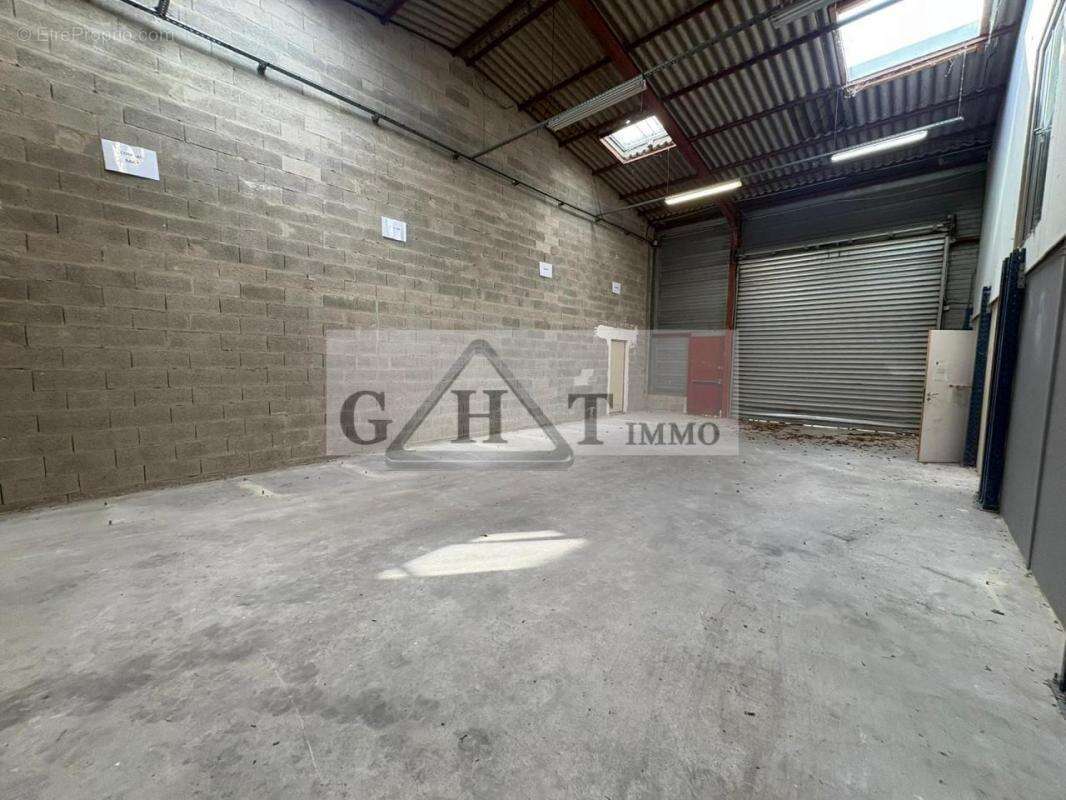 Entrepot bureau 400m² a vaux le penil a la vente - photo 2