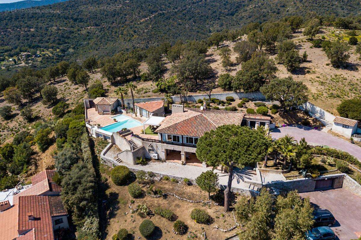 Maison à ROQUEBRUNE-SUR-ARGENS