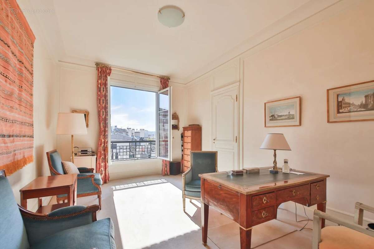 Appartement à PARIS-16E