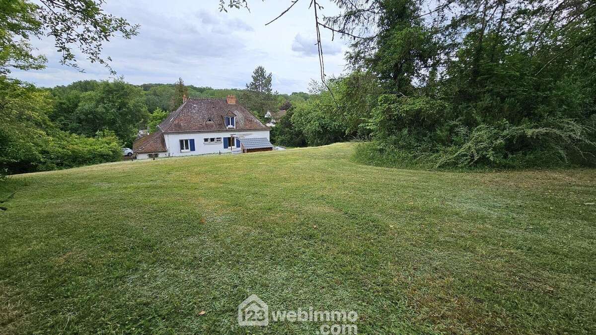 Venez visiter cette belle maison de 140 m² sur un terrain de 3967 m².