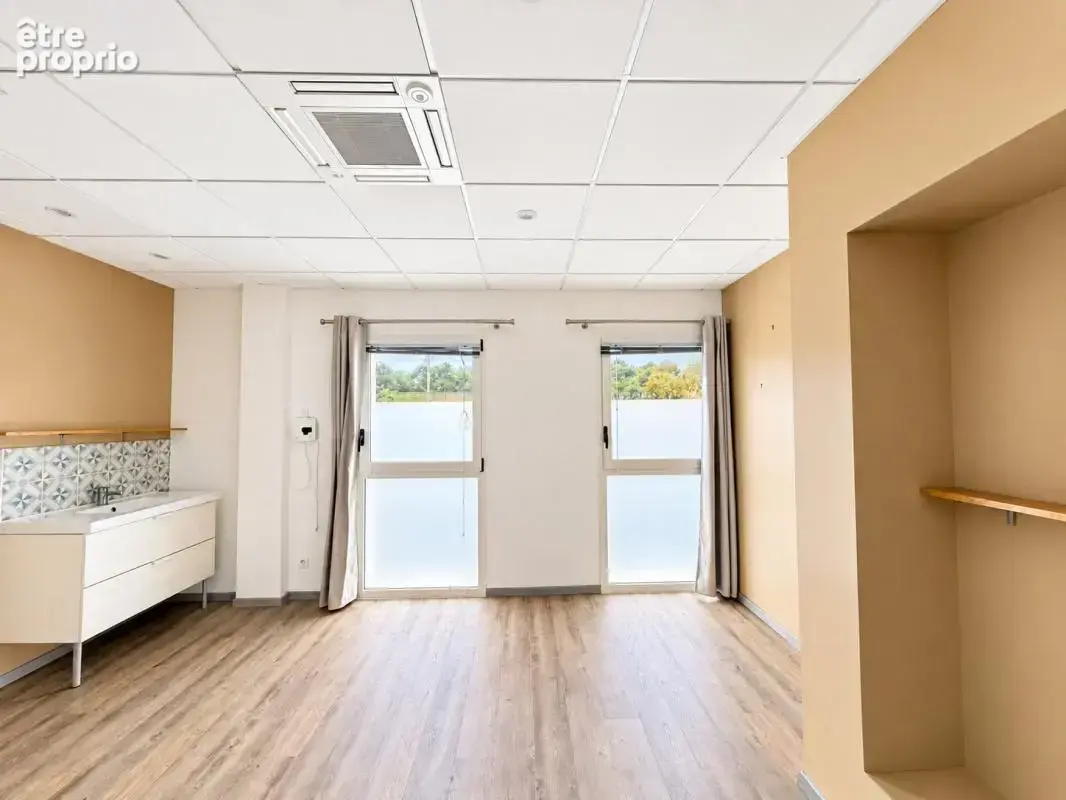 A PAREMPUYRE - Local de 81 m² avec parkings - photo 8