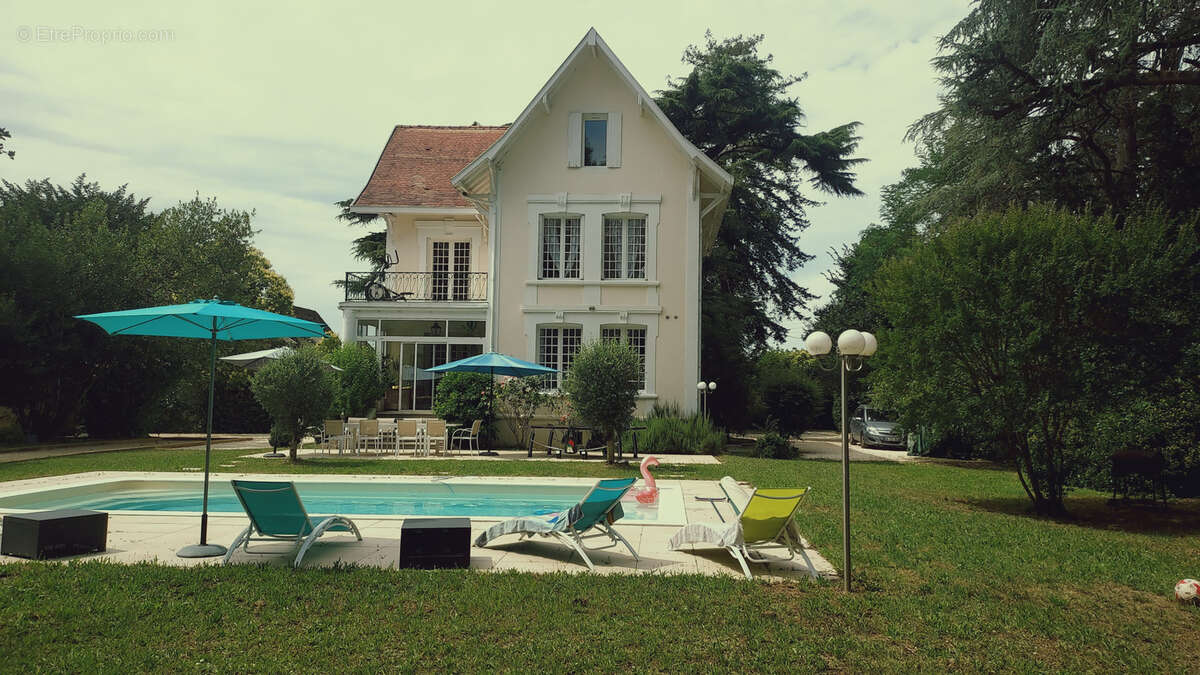 CHARMANTE PROPRIETE avec parc en plein centre de Bergerac - photo 3