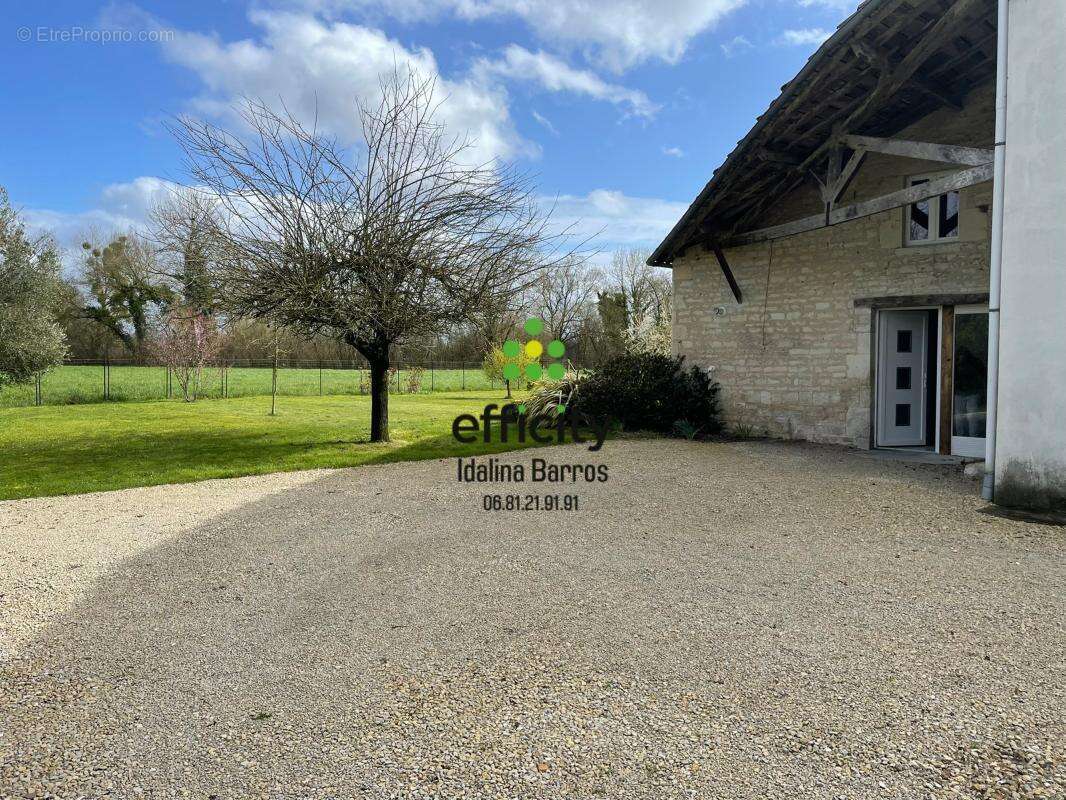 Maison 146 m² à Aigre  - photo 3