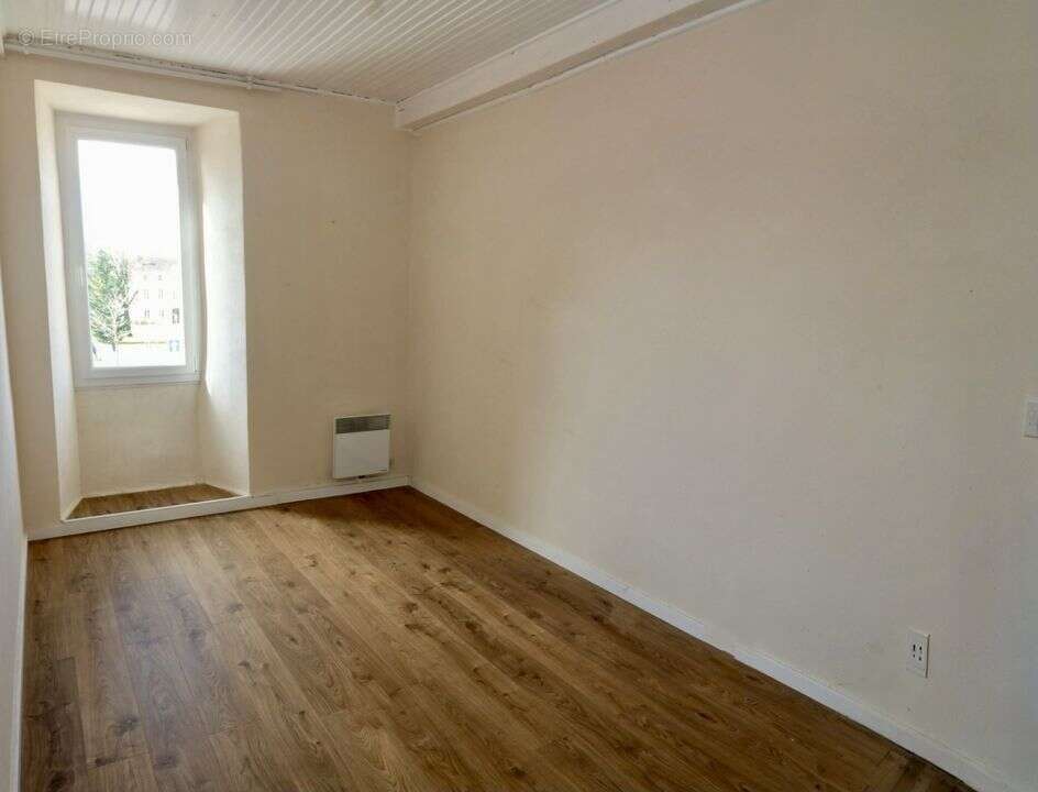 Maison de village, espace jour 80 m², séjour avec cheminée, - Maison à VILLANDRAUT