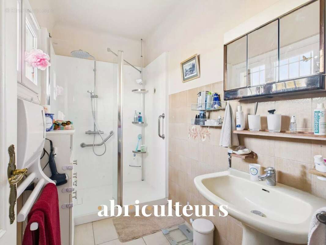 Maison à LA ROQUE-D&#039;ANTHERON