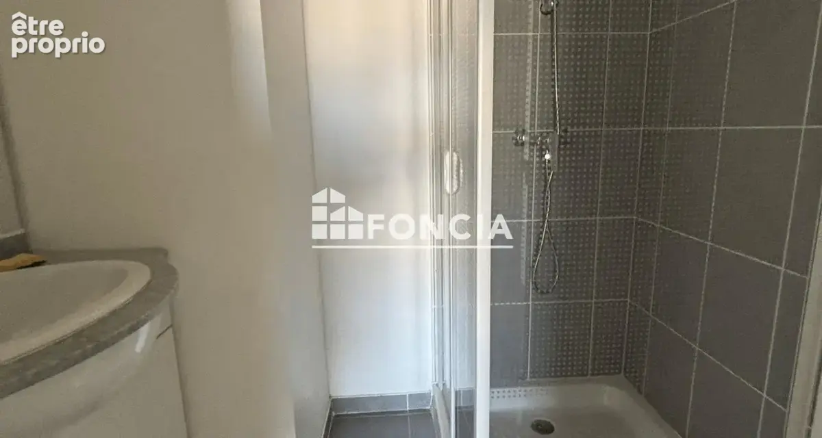 HYÈRES OUEST – T4 traversant de 78 m² au 3ème étage, grande terrasse plein sud sans vis-à-vis et garage - photo 10