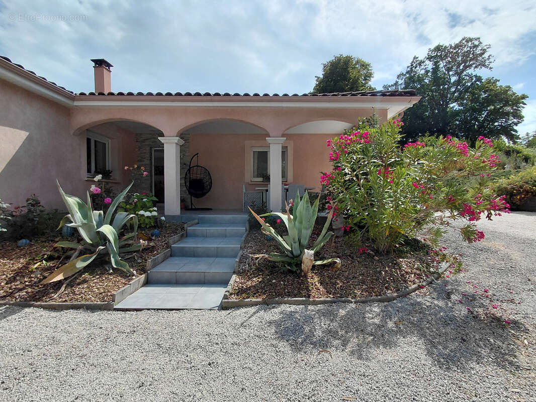 Maison récente de plain-pied avec Piscine et garage double - photo 17