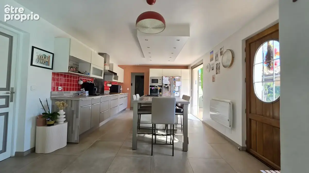 Villa rénovée design avec piscine - photo 9