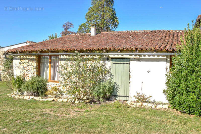 STUDIO - Maison à GENOUILLE