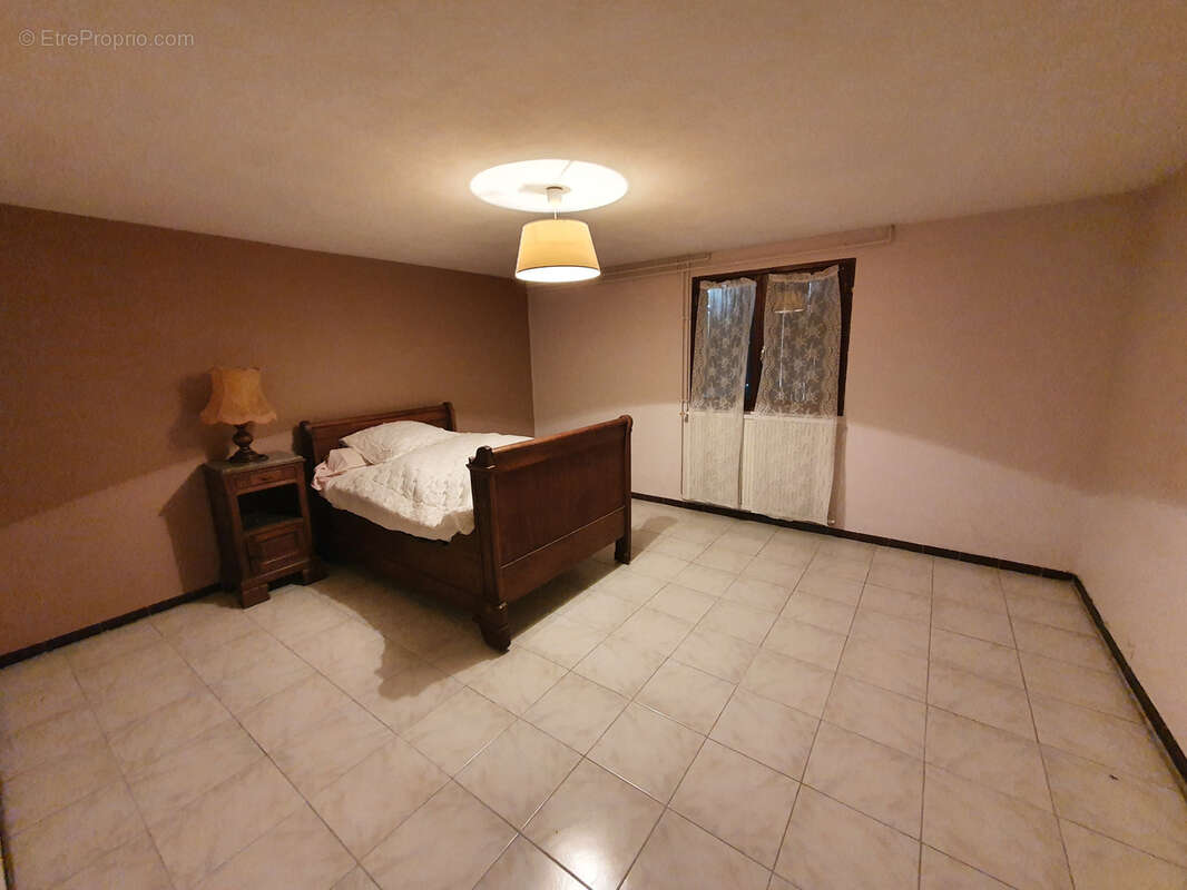 À Hagetmau, Maison d'habitation de 6 pièces - photo 8