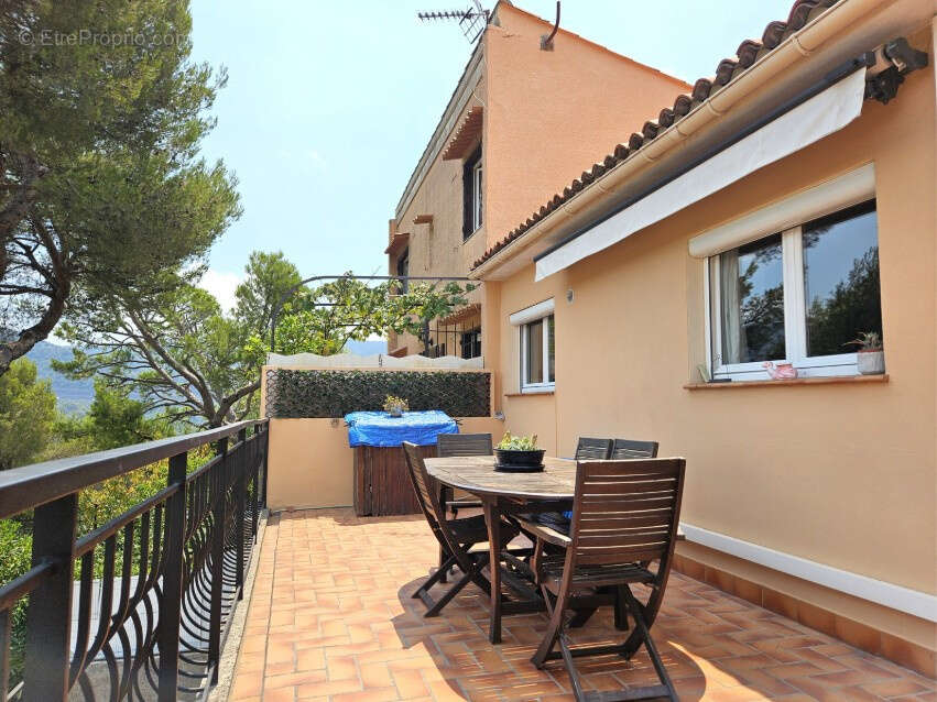 À vendre en exclusivité - Maison lumineuse 3P + 2 pièces avec terrasses, jardin, vue dégagée sur Drap et stationnement - photo 11