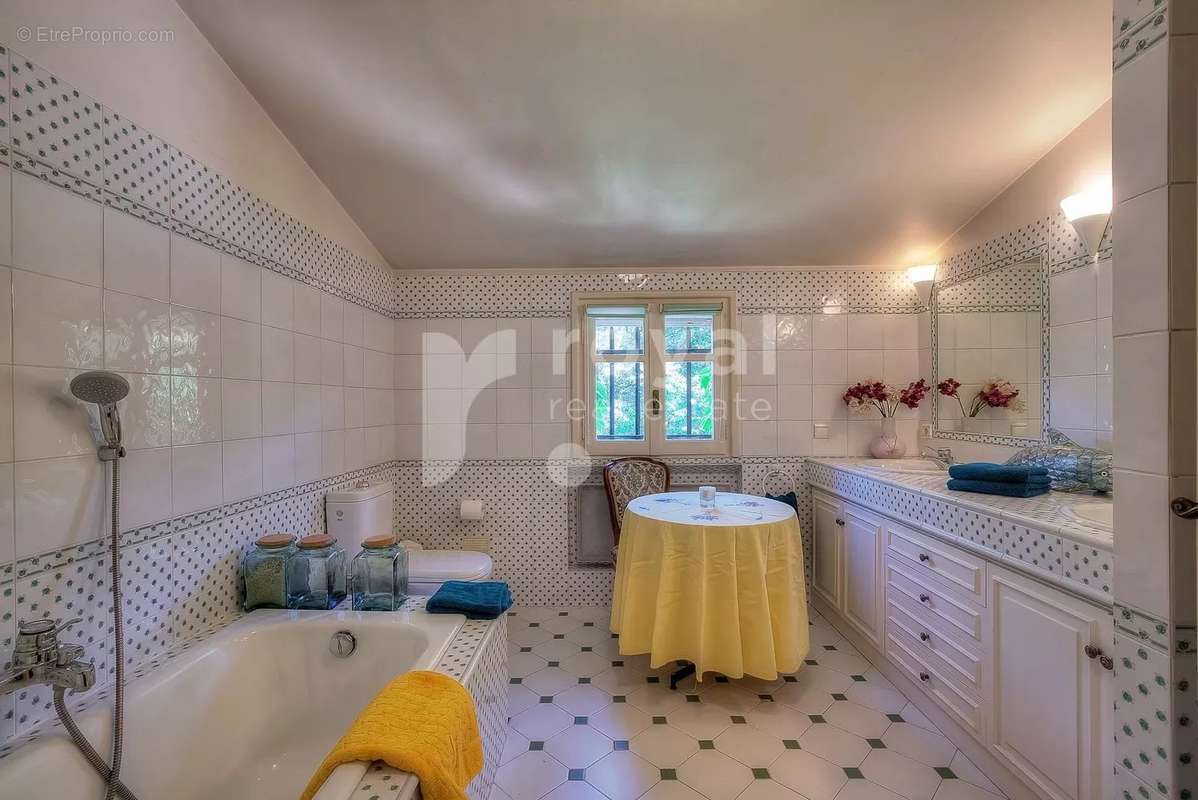 Maison à CHATEAUNEUF-GRASSE